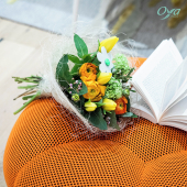Au cœur d'un cône végétal, découvrez les fleurs de saison comme la renoncule et la tulipe. Egayez votre printemps avec un bouquet doux et lumineux.⁣
.⁣
.⁣
.⁣
#renoncule #tulipe #bouquetdefleurs #fleurs #flowerpower #printemps #oya #oyafleurs
